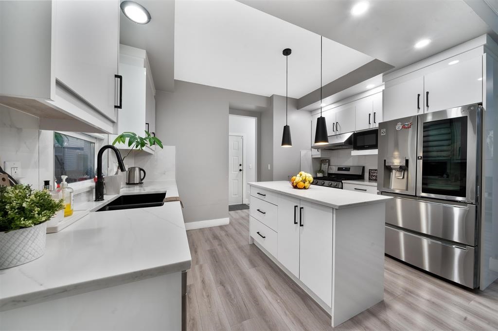 Living Room Photo of 19461 62 Avenue, Surrey, BC