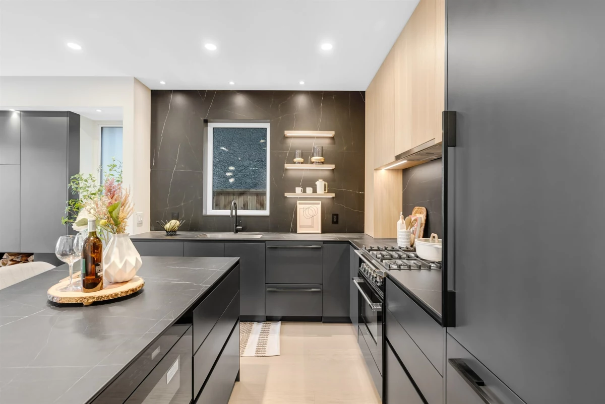 Walk-In Closet Photo of 1 2764 W 14th Avenue, Vancouver, BC