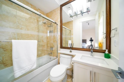 Primary Bathroom Photo of 9120 Wellmond Road, Richmond, BC