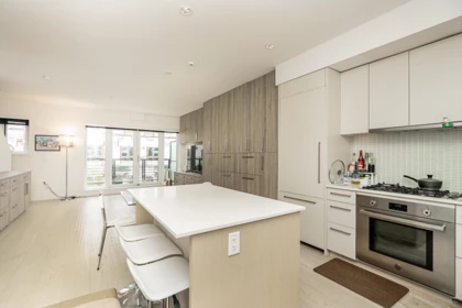 Kitchen Island Photo of 2 589 W King Edward Avenue, Vancouver, BC
