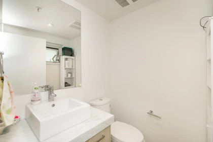 Primary Bathroom Photo of 2 589 W King Edward Avenue, Vancouver, BC
