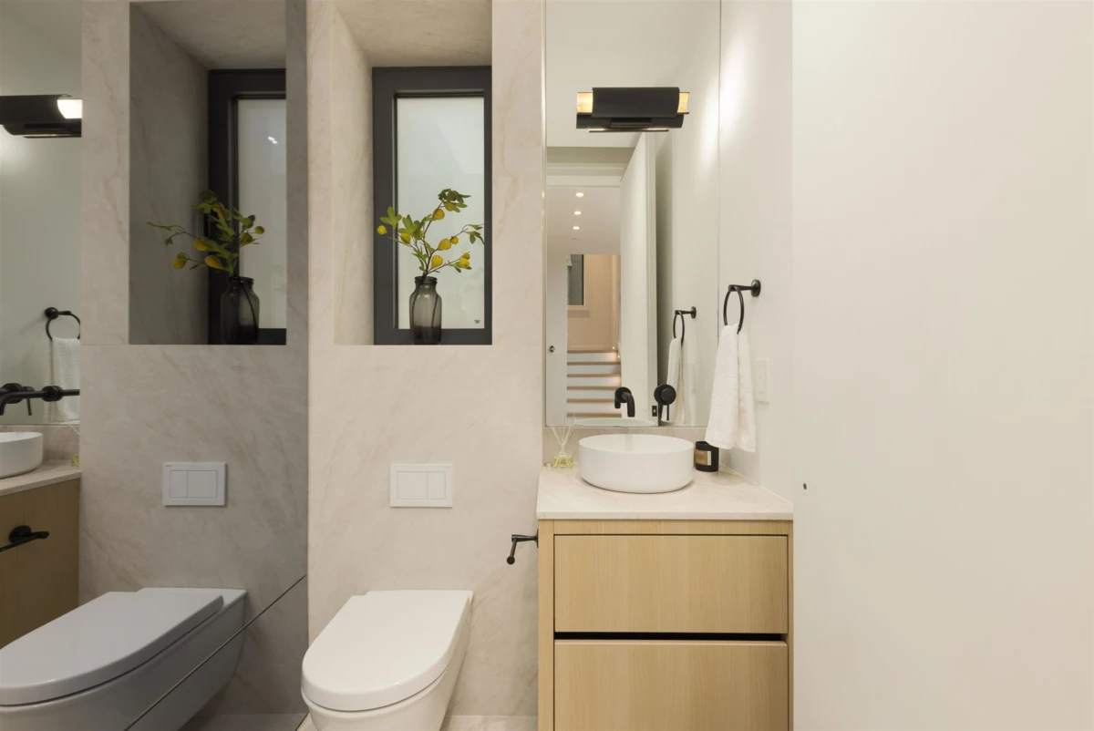 Entry Foyer Photo of 1 1183 W 33rd Avenue, Vancouver, BC