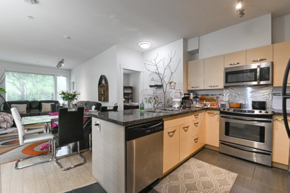Kitchen Island Photo of 114 33539 Holland Avenue, Abbotsford, BC