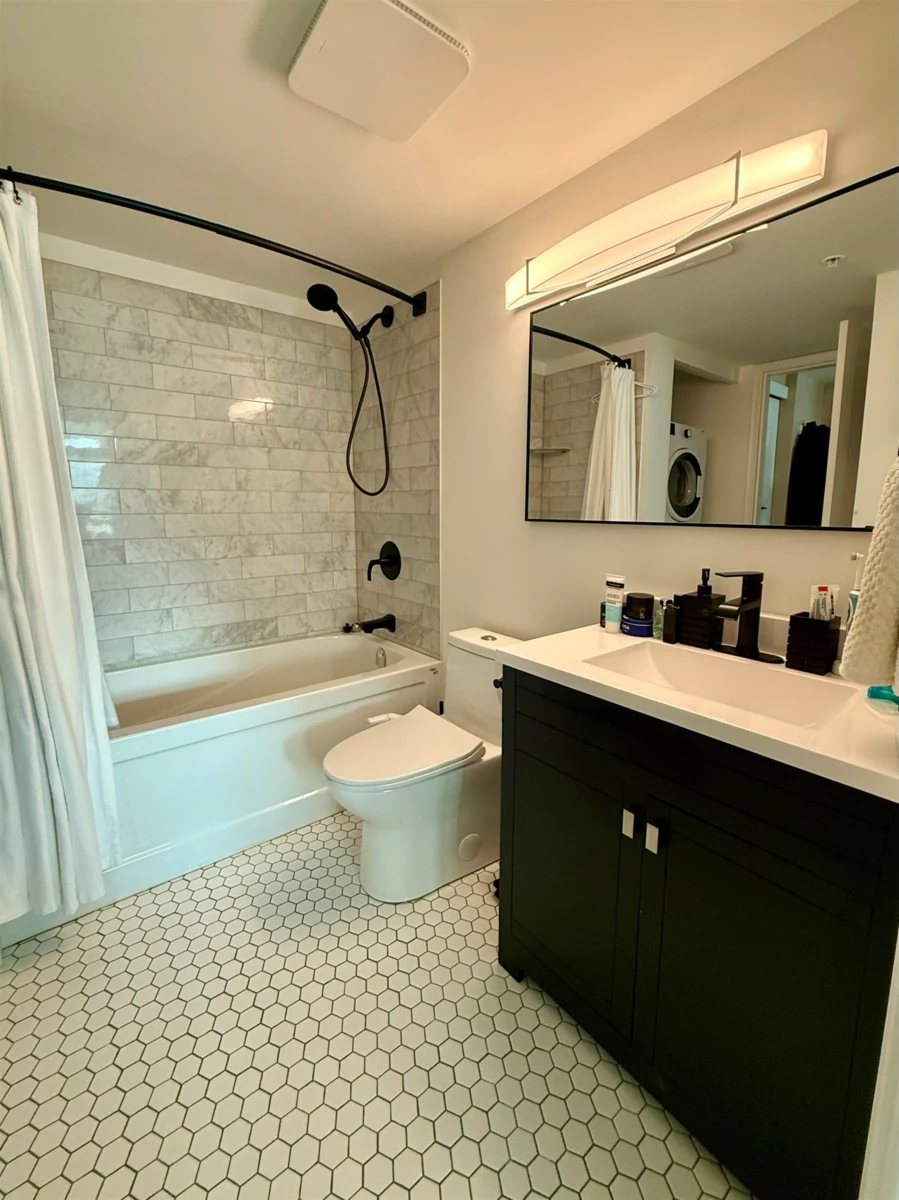 Guest Bathroom Photo of 1701 438 Seymour Street, Vancouver, BC