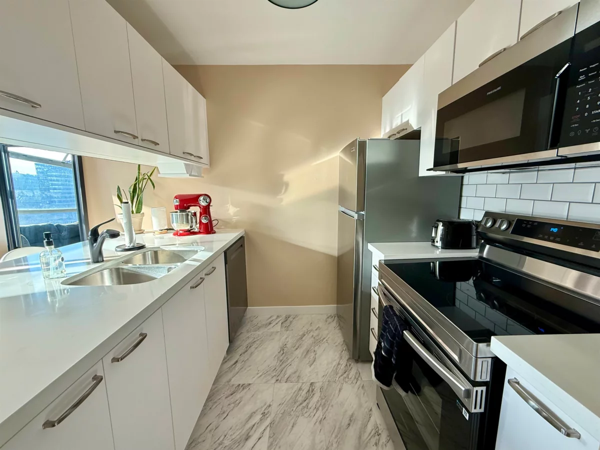 Kitchen Island Photo of 1701 438 Seymour Street, Vancouver, BC