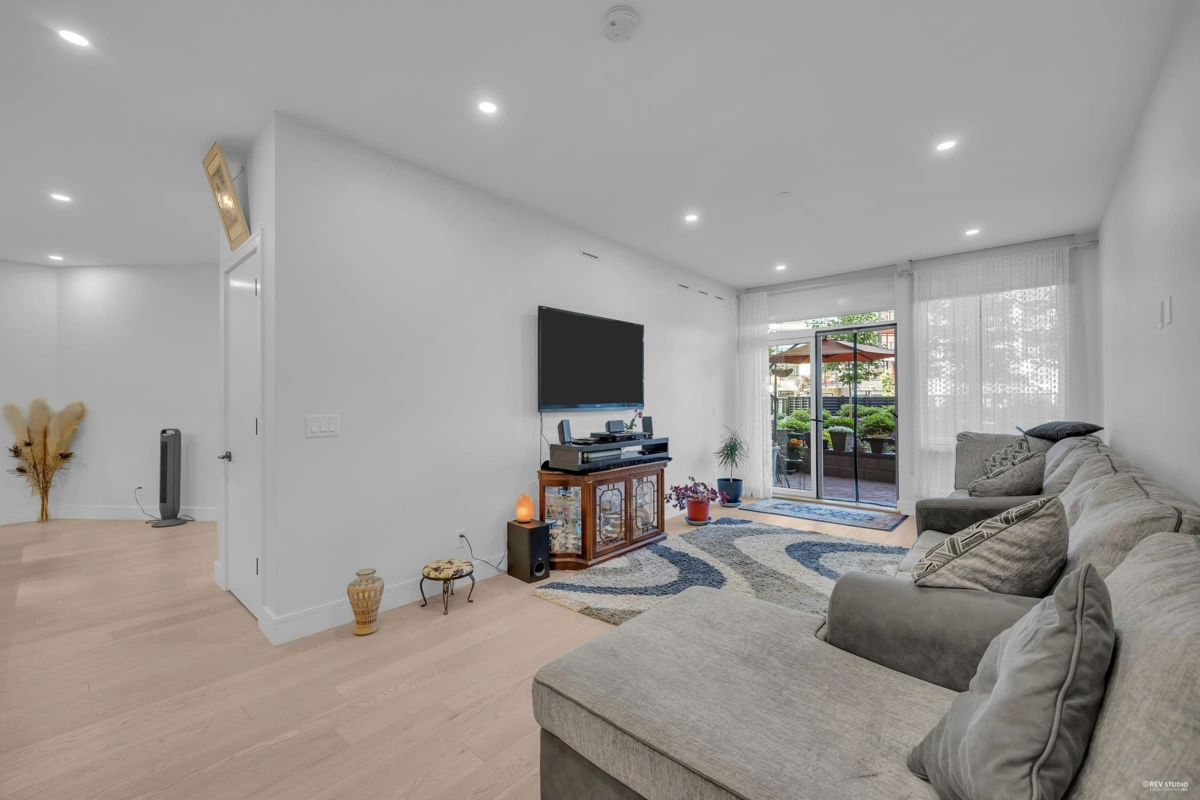 Kitchen Island Photo of 101 20416 Park Avenue, Langley, BC