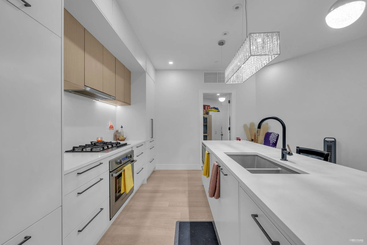 Primary Bathroom Photo of 101 20416 Park Avenue, Langley, BC