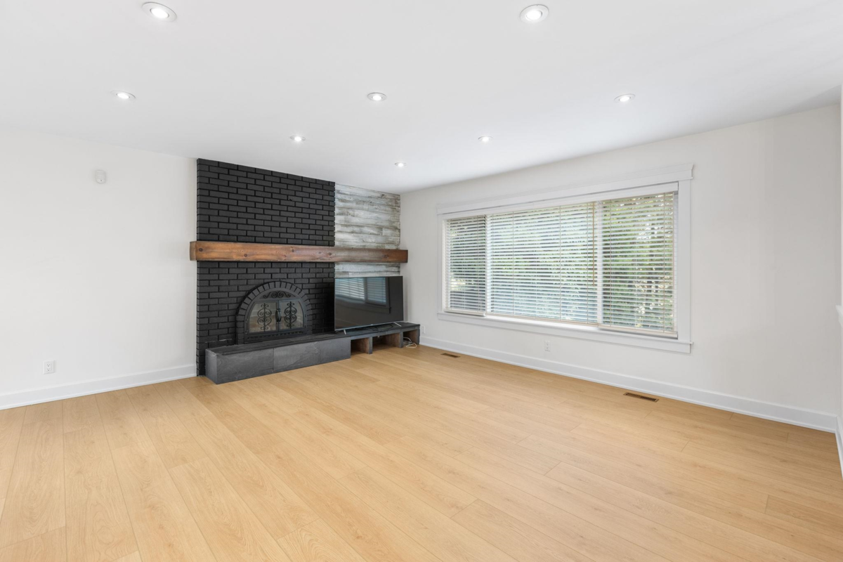 Kitchen Island Photo of 3214 Mariner Way, Coquitlam, BC