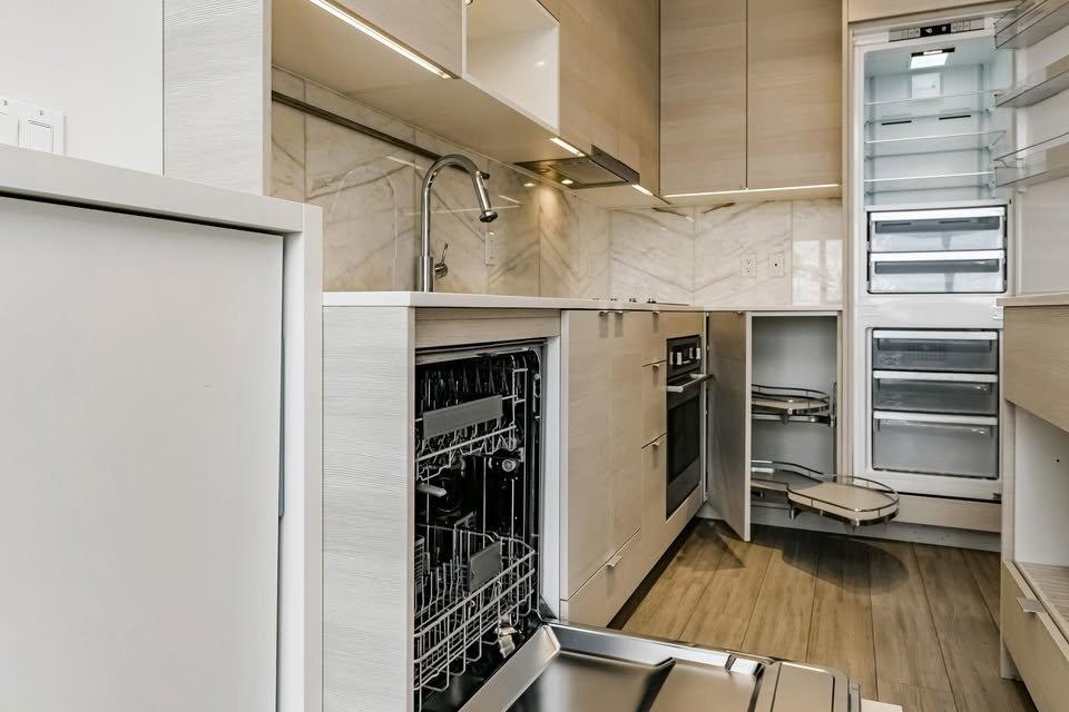 Kitchen Photo of 903 13398 104 Avenue, Surrey, BC