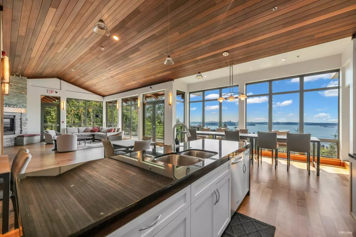 Backyard Photo of 401 3315 Cypress Place, West Vancouver, BC