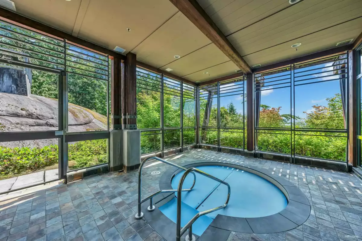 Garden / Landscaping Photo of 401 3315 Cypress Place, West Vancouver, BC