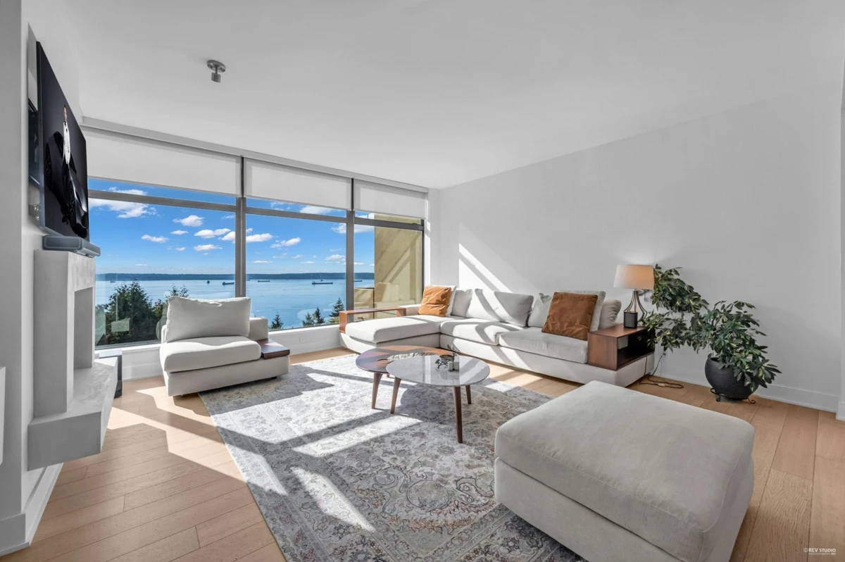 Living Room Photo of 401 3315 Cypress Place, West Vancouver, BC