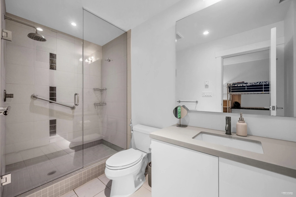 Mudroom Photo of 401 3315 Cypress Place, West Vancouver, BC