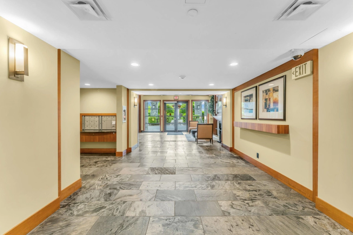 Staircase Photo of 401 3315 Cypress Place, West Vancouver, BC