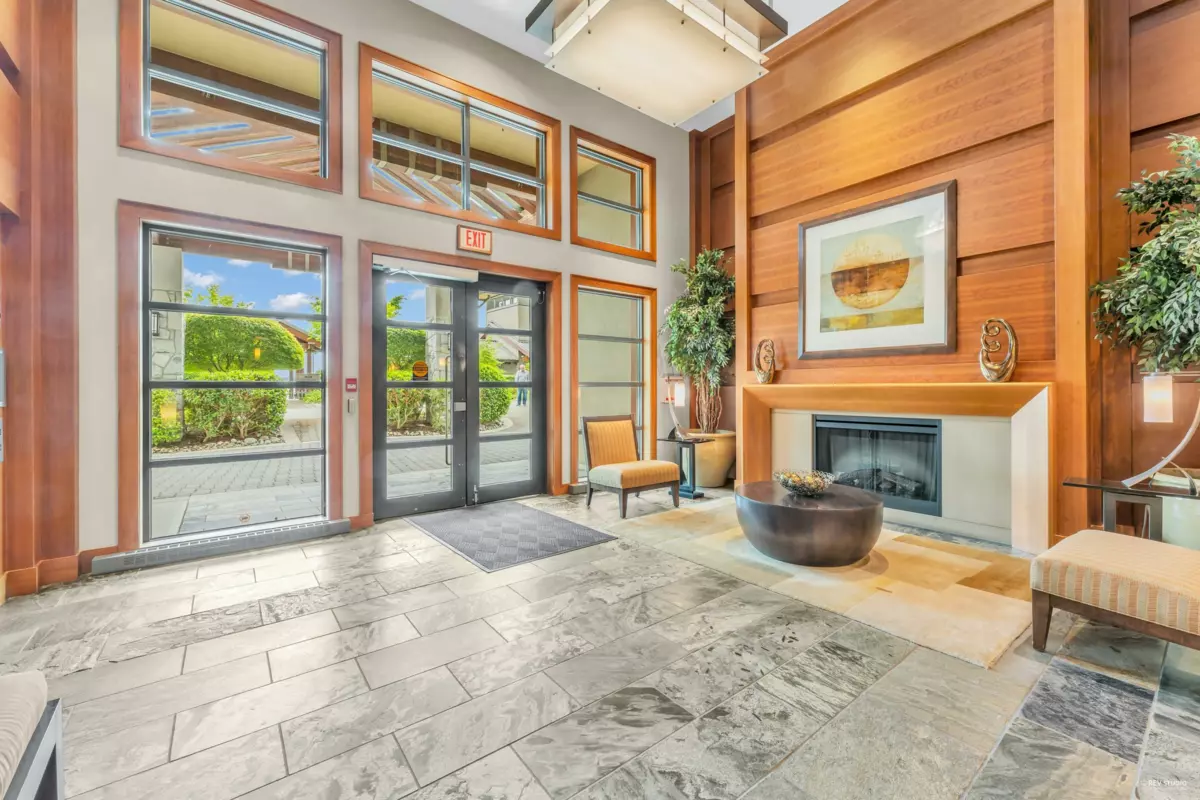 Swimming Pool Photo of 401 3315 Cypress Place, West Vancouver, BC