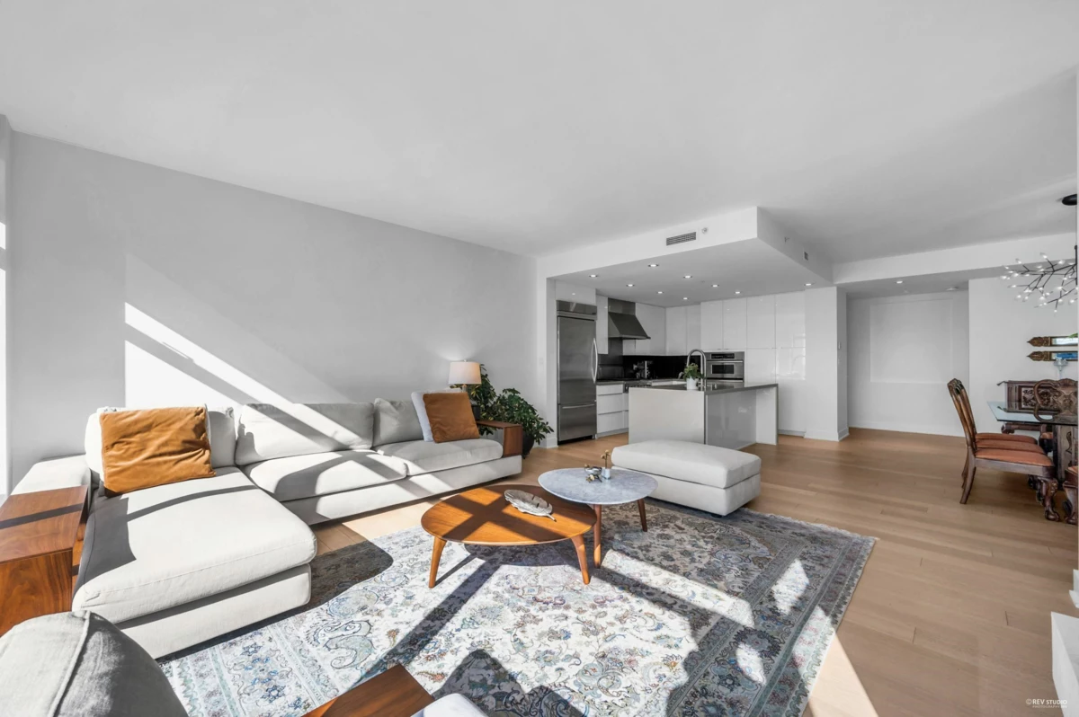 Walk-In Closet Photo of 401 3315 Cypress Place, West Vancouver, BC