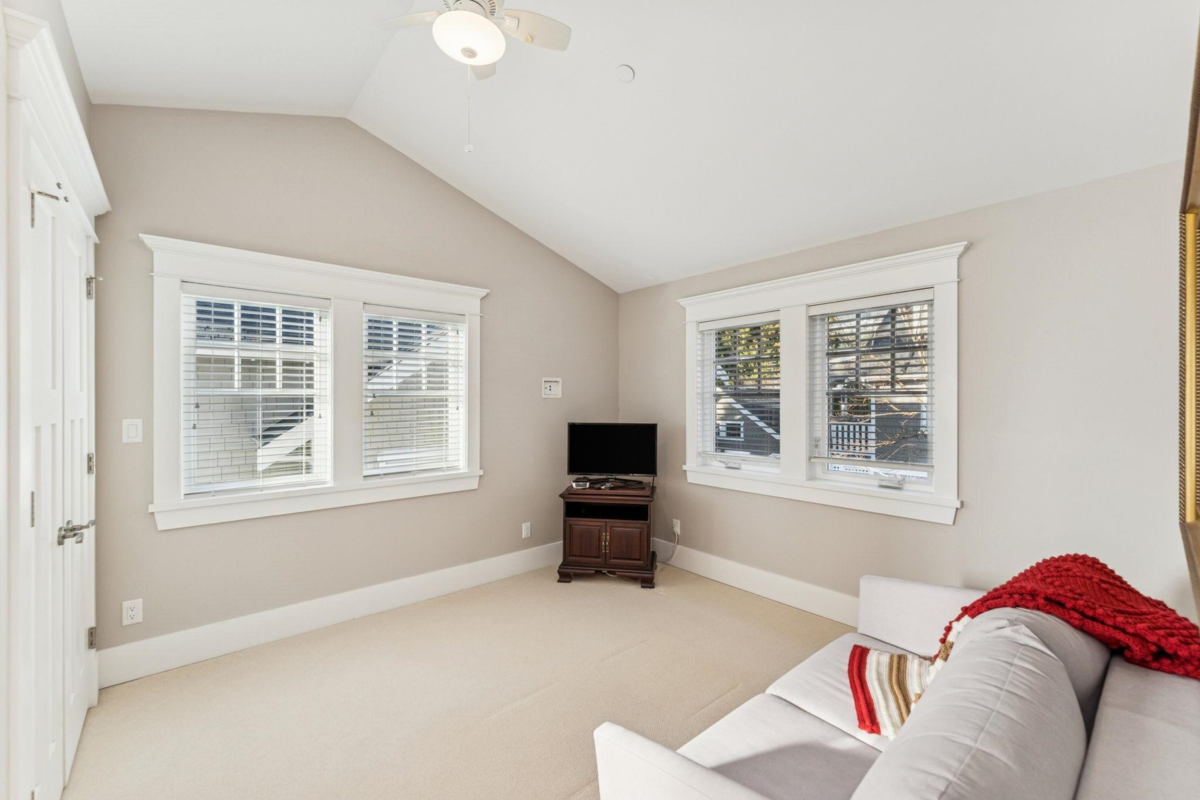 Basement Recreation Room Photo of 1155 12th Street, West Vancouver, BC