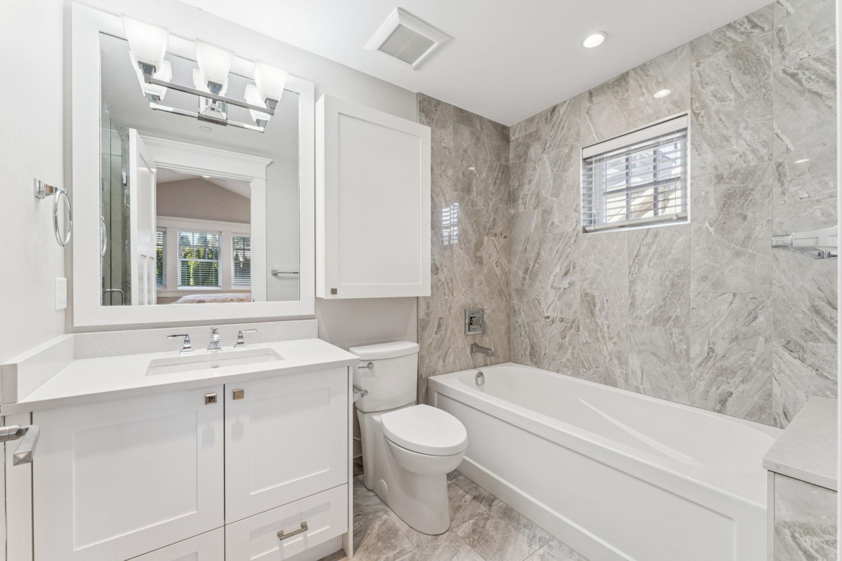 Guest Bathroom Photo of 1155 12th Street, West Vancouver, BC