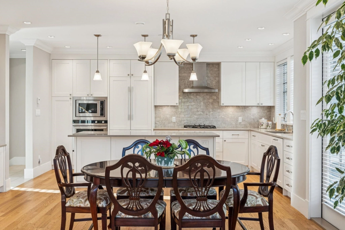 Kitchen Island Photo of 1155 12th Street, West Vancouver, BC
