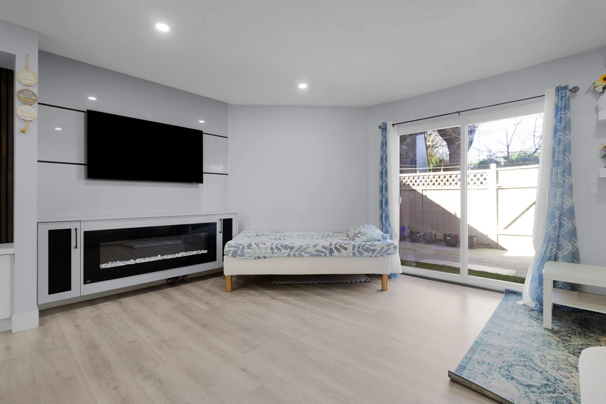 Living Room Photo of 77 6657 138 Street, Surrey, BC