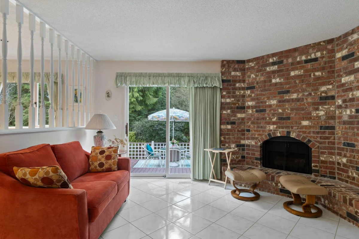Breakfast Nook Photo of 5427 Cliffridge Avenue, North Vancouver, BC
