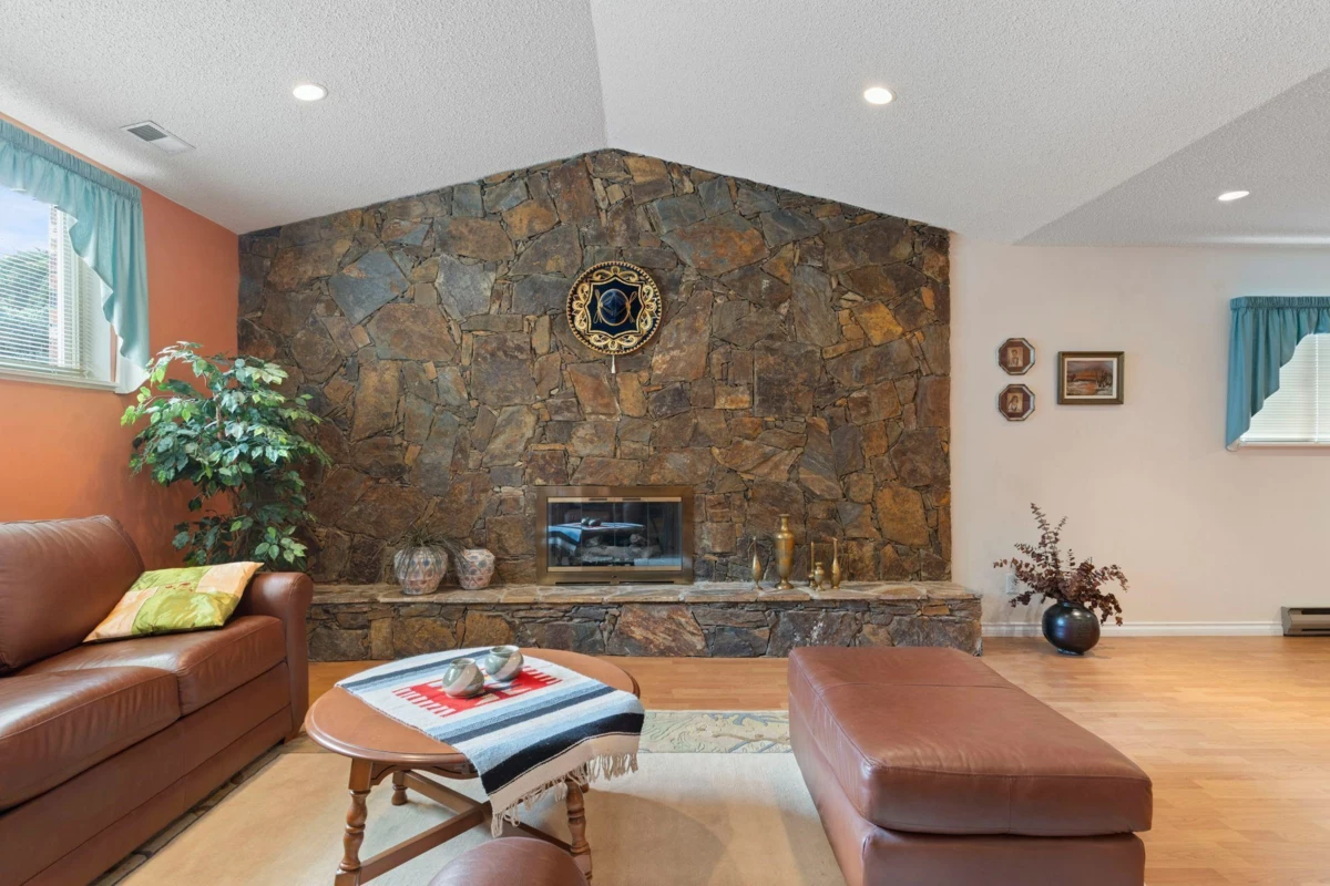 Guest Bathroom Photo of 5427 Cliffridge Avenue, North Vancouver, BC