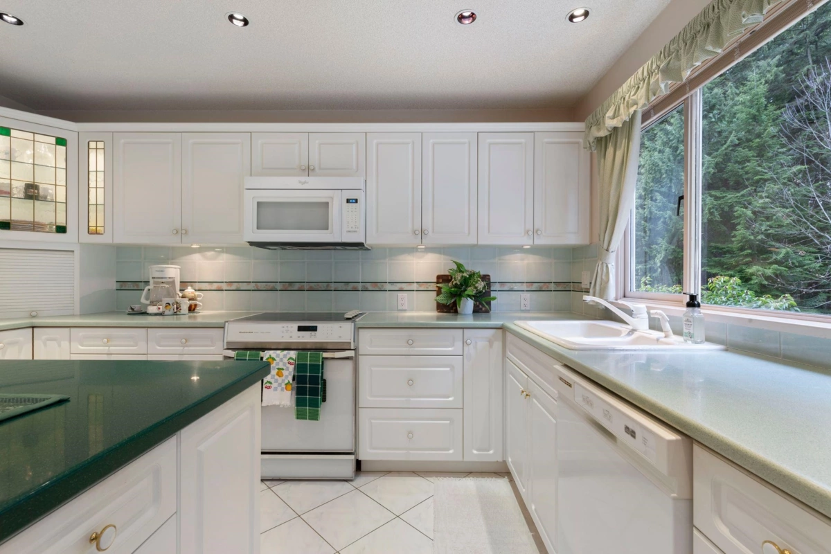 Kitchen Island Photo of 5427 Cliffridge Avenue, North Vancouver, BC