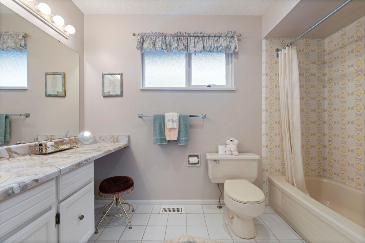 Walk-In Closet Photo of 5427 Cliffridge Avenue, North Vancouver, BC