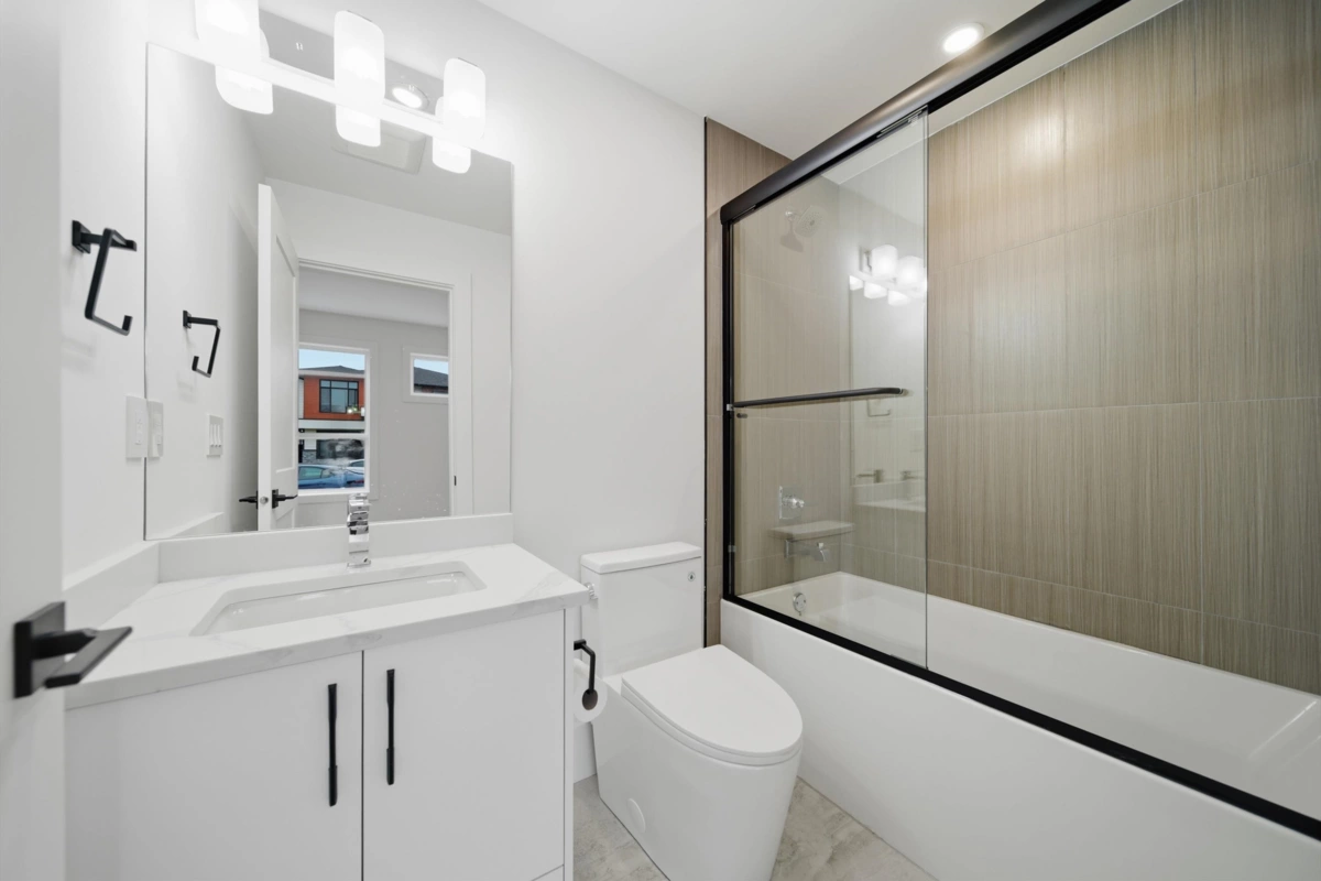 Guest Bathroom Photo of 32738 Carter Avenue, Mission, BC