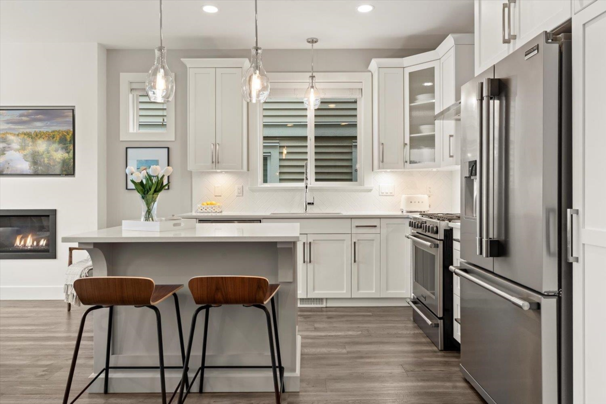 Kitchen Island Photo of 11 4295 Old Clayburn Road, Abbotsford, BC