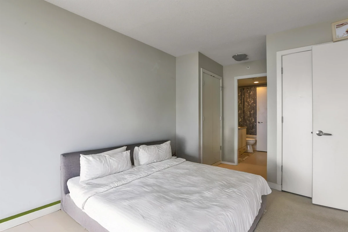 Walk-In Closet Photo of 2001 7178 Collier Street, Burnaby, BC