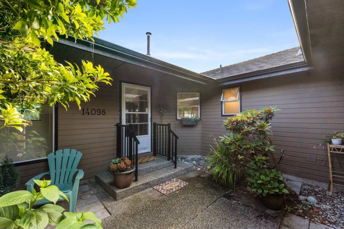 Front Yard Photo of 14098 20 Avenue, Surrey, BC