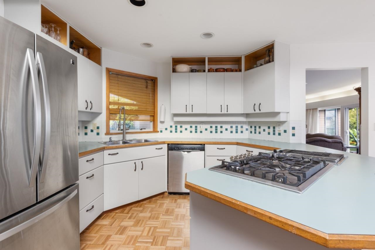 Guest Bathroom Photo of 14098 20 Avenue, Surrey, BC