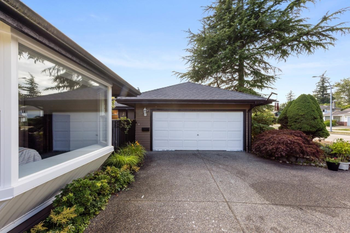 Hot Tub / Spa Photo of 14098 20 Avenue, Surrey, BC