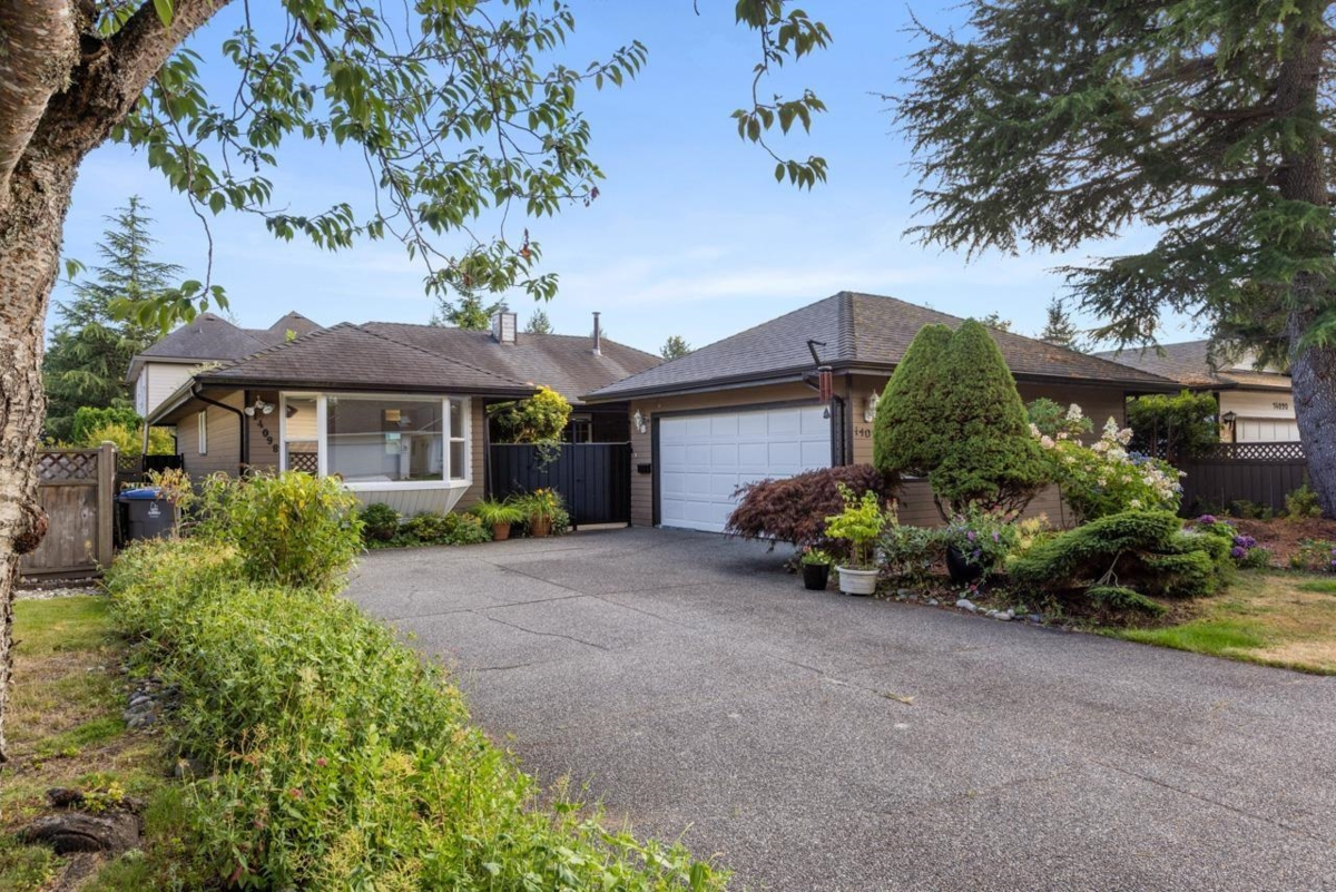 Swimming Pool Photo of 14098 20 Avenue, Surrey, BC