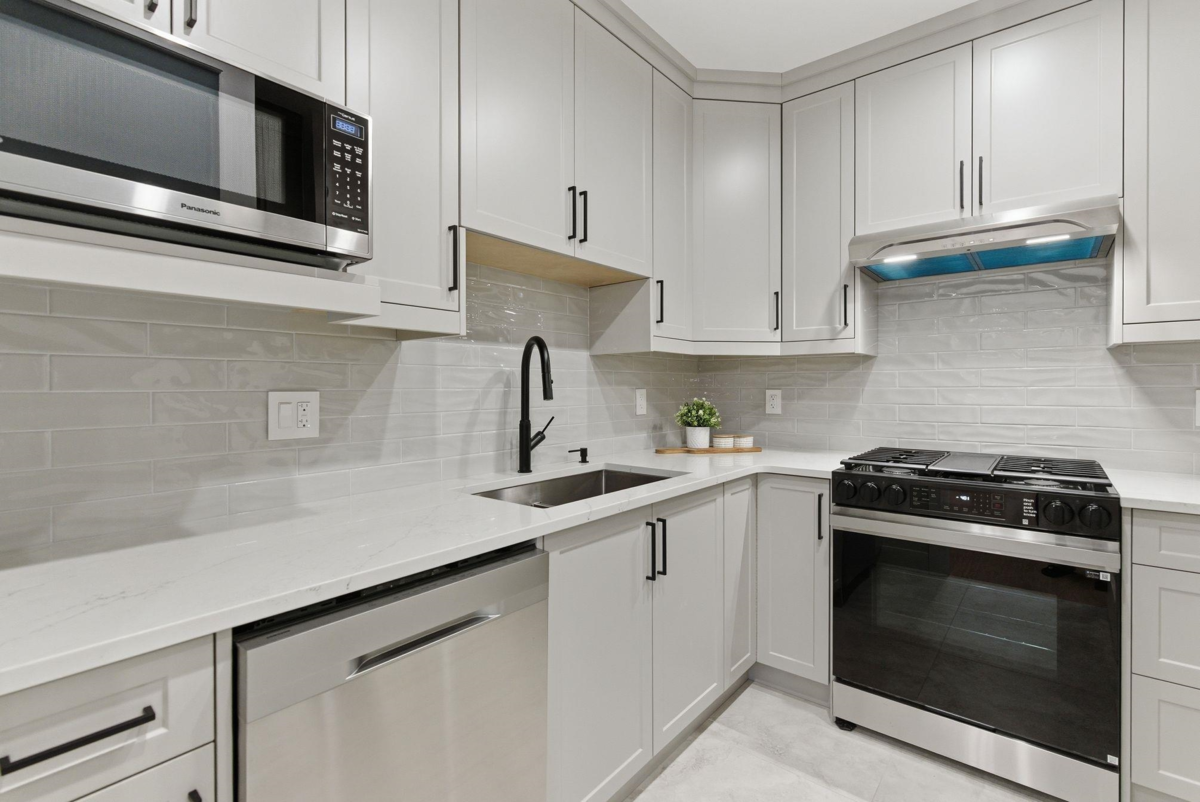 Primary Bathroom Photo of 2 8408 17th Avenue, Burnaby, BC