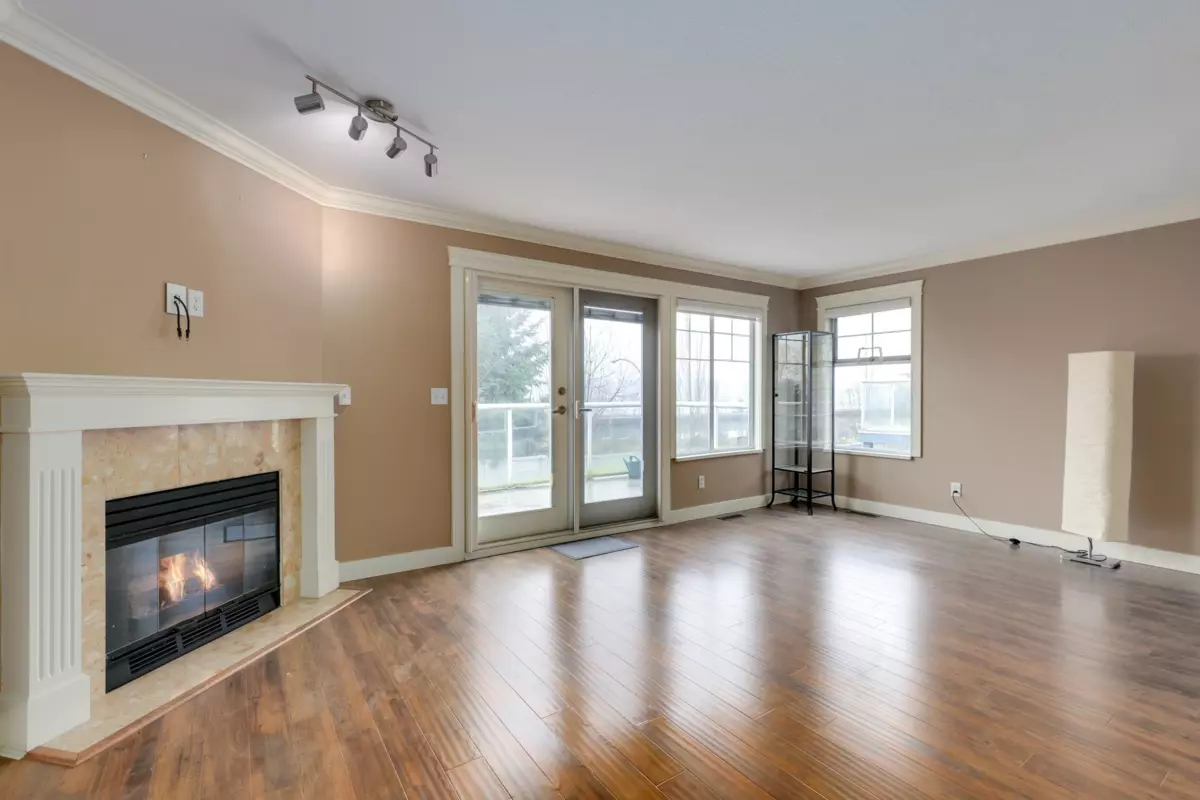 Living Room Photo of 142 28 Richmond Street, New Westminster, BC