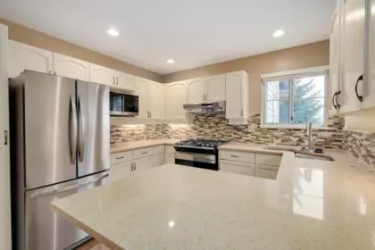 Kitchen Island Photo of 142 28 Richmond Street, New Westminster, BC