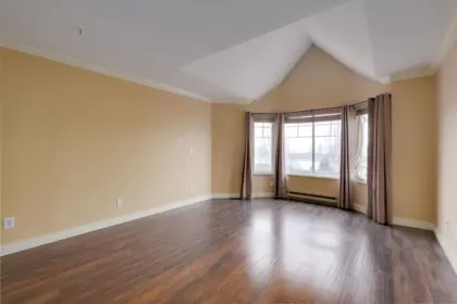Walk-In Closet Photo of 142 28 Richmond Street, New Westminster, BC