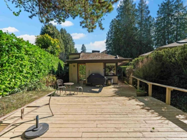 Kitchen Island Photo of 4341 Erwin Drive, West Vancouver, BC