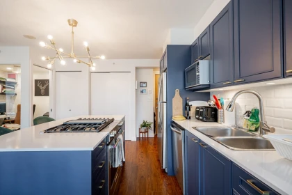 Kitchen Island Photo of 1008 1723 Alberni Street, Vancouver, BC