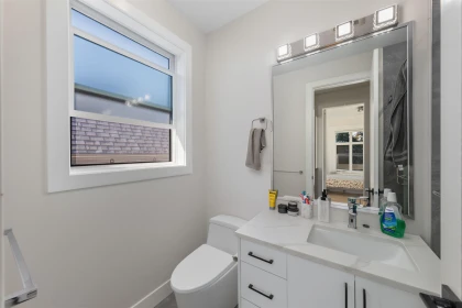 Powder Room Photo of 17875 59a Avenue, Surrey, BC