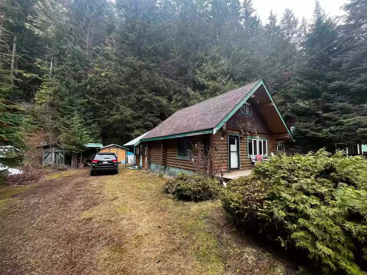 Living Room Photo of A23 14581 Alpine Boulevard, Hope, BC