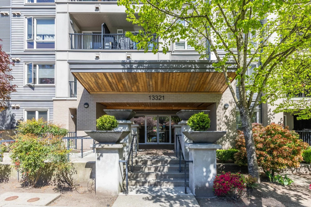 Living Room Photo of 439 13321 102a Avenue, Surrey, BC