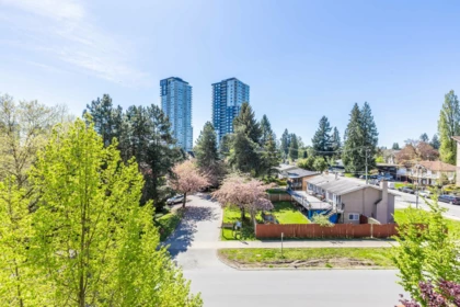 Front Yard Photo of 439 13321 102a Avenue, Surrey, BC