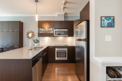 Kitchen Photo of 439 13321 102a Avenue, Surrey, BC