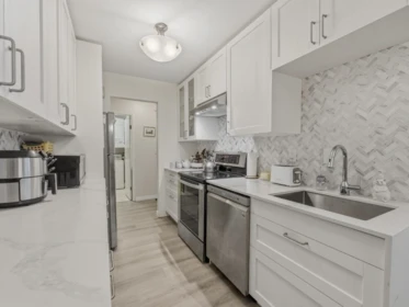 Kitchen Island Photo of 206 721 Hamilton Street, New Westminster, BC