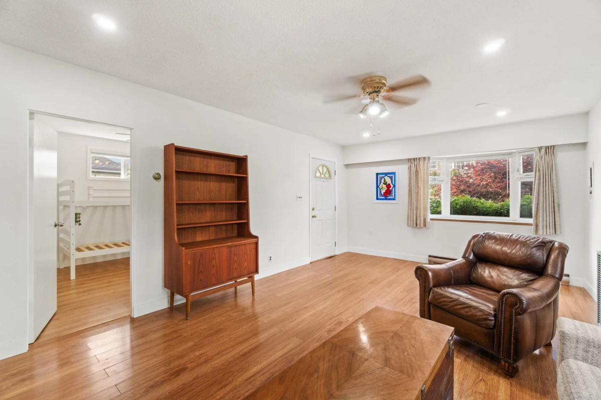 Living Room Photo of 45782 Victoria Avenue, Chilliwack, BC