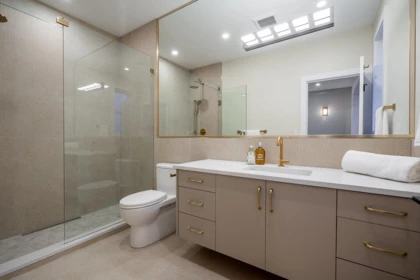 Guest Bathroom Photo of 2 4557 Parker Street, Burnaby, BC