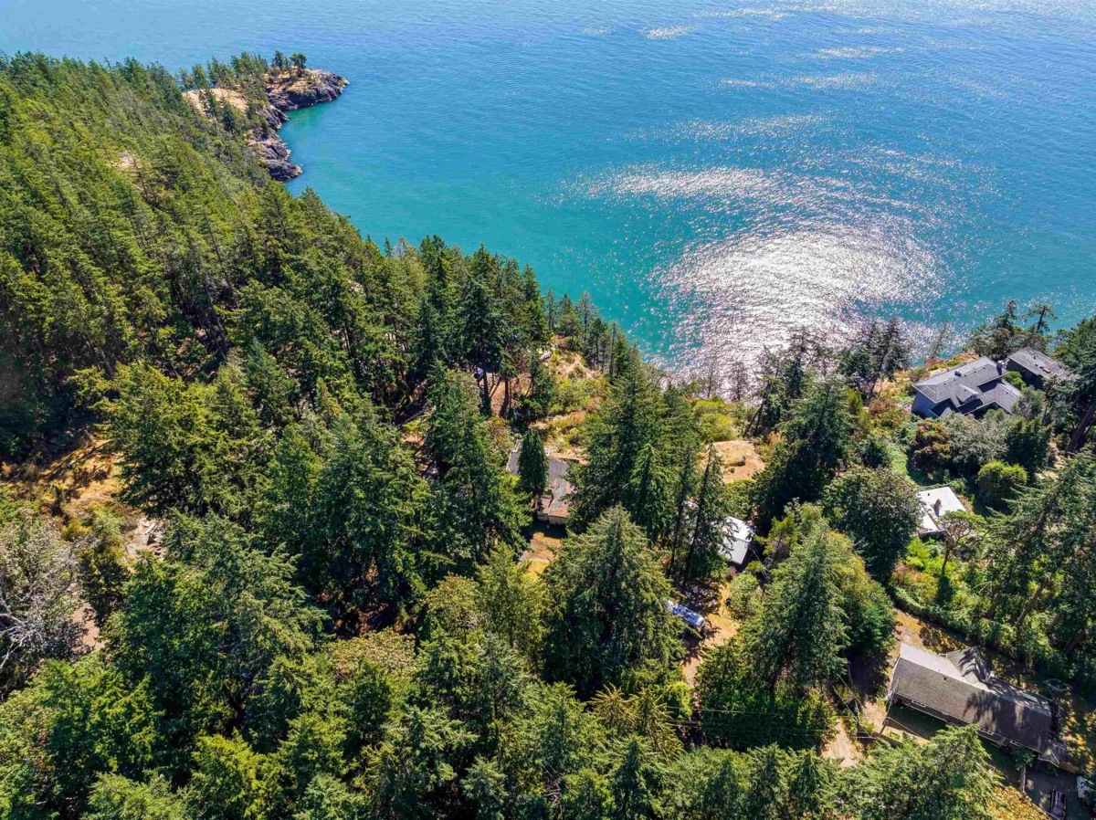 Family Room Photo of 341 Robinson Road, Bowen Island, BC